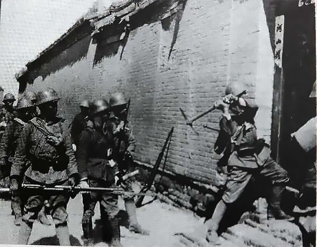 小蜜被两老头吸奶头 被两狠狠地挥舞起来