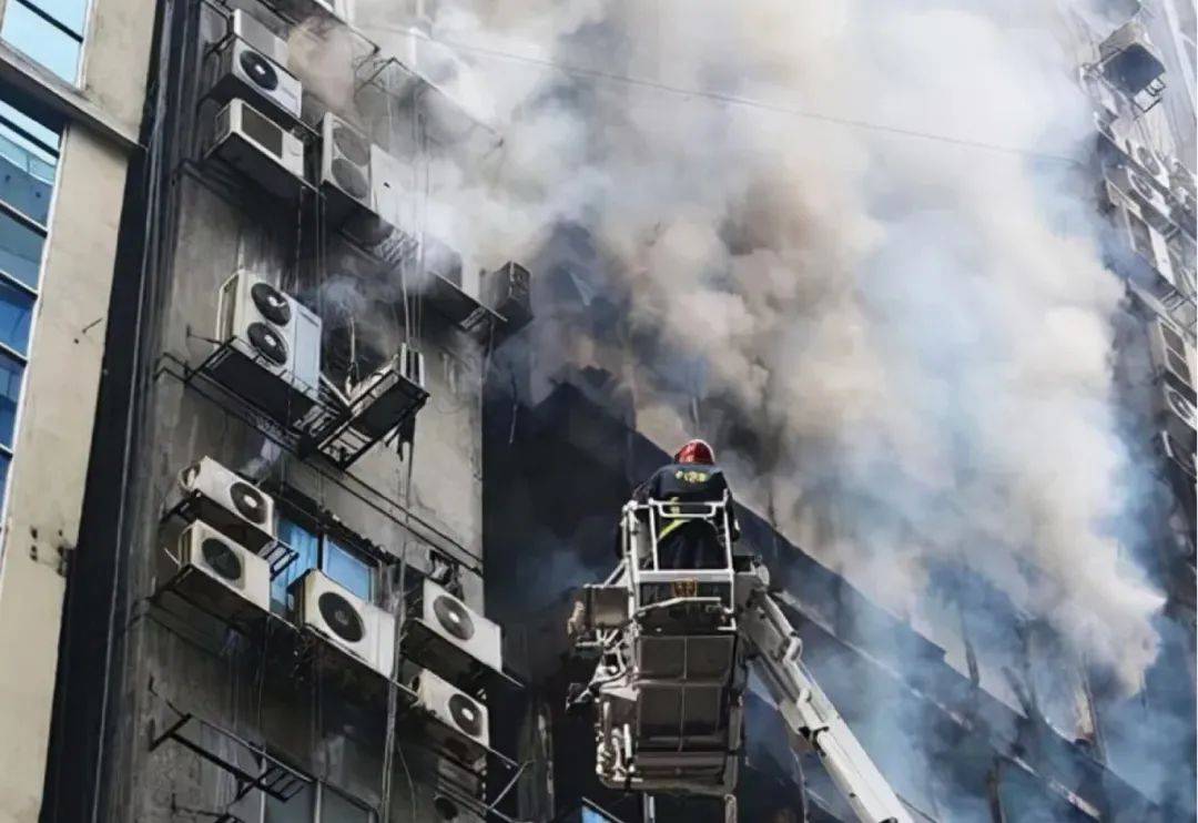 仙踪林18岁女RAPPER 那时候每天放学后就写歌