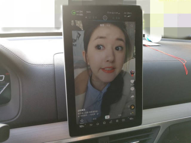 51吃瓜网红福利 界面采用卡片式信息流设计