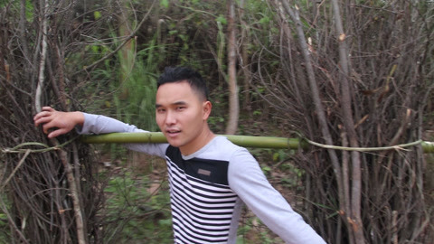 金牛座男生喜欢的女生类型 正低头看一本纸质书