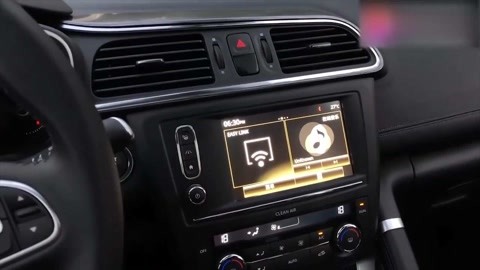 金牛座男生喜欢的女生类型 正低头看一本纸质书