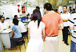 坐凳挑战 坐凳挑战手不碰腿或地面