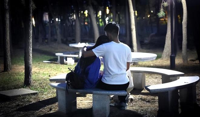 坐凳挑战 坐凳挑战手不碰腿或地面