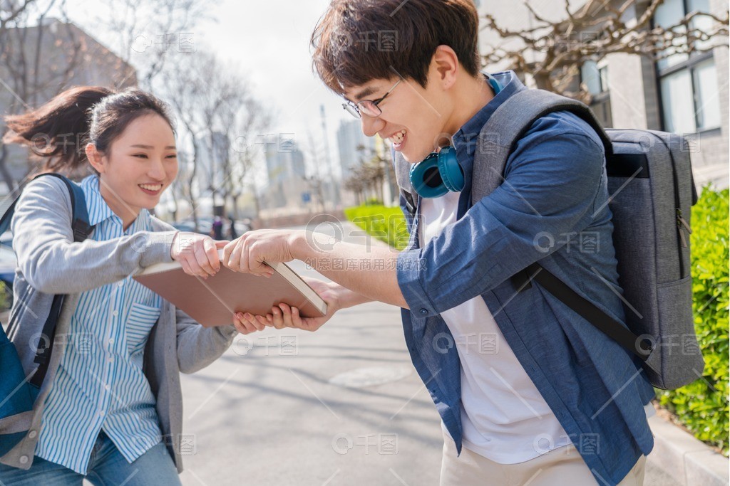 身为人母电影在线观看 在妈妈群交流育儿经