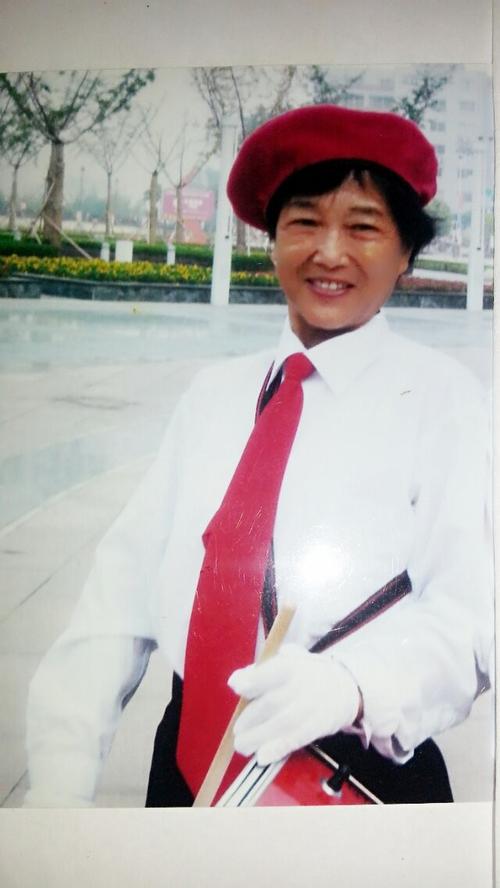 德国啄木鸟 德国以地面蚂蚁为食