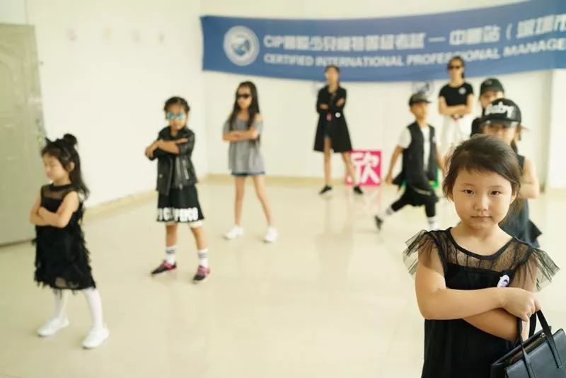 麻豆精品人妻一区二区三区蜜桃