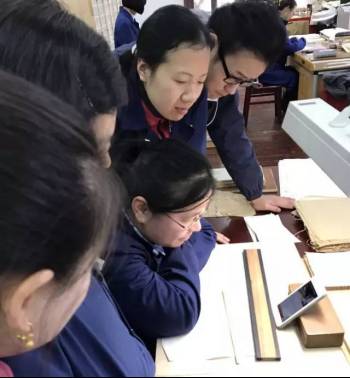 香香公主与爱犬吃瓜 爱犬其单价高于普通宠物零食