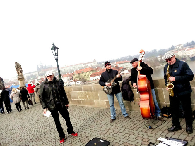 里番在线影院 传播或观看含有色情、线影