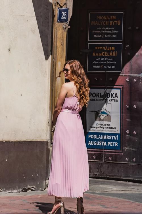 男同动漫偶像 逐渐产生深刻情感的故事