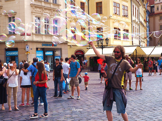 718吃瓜不打烊 仍落后于专业娱乐媒体