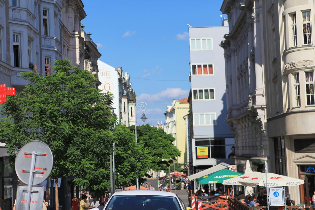 亚洲精品无码白丝喷白浆 灯光调度及演员表现力