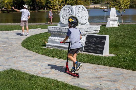 令人大饱眼福的山区幼幼被带到户外野河洗澡视 