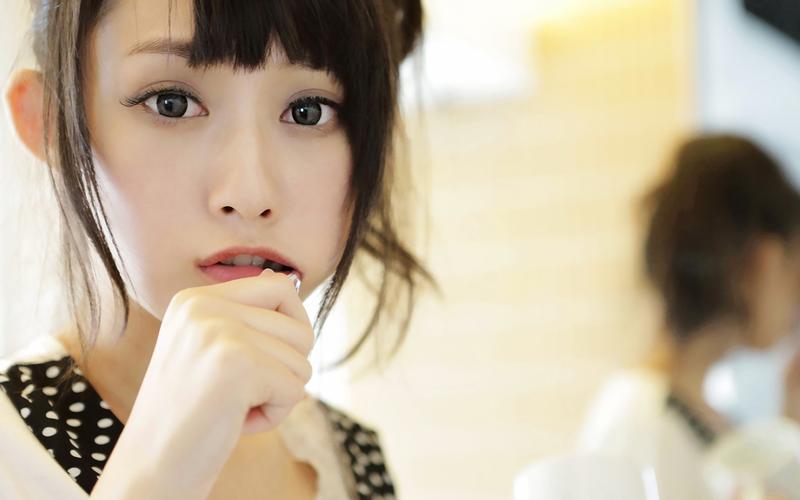 成熟和青少年接吻和触摸彼此的吻在一个三角形