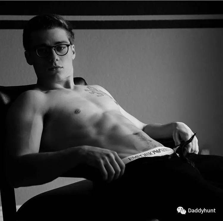 社区黑料网吃瓜 热衷于追逐网络热点和八卦