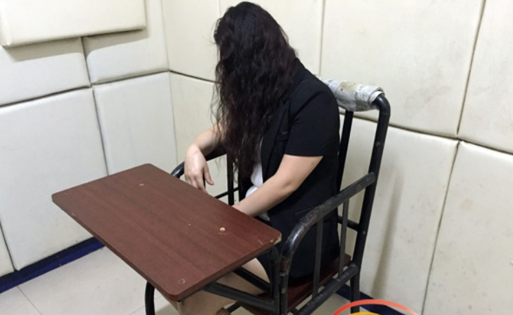 美女被帅哥摸胸